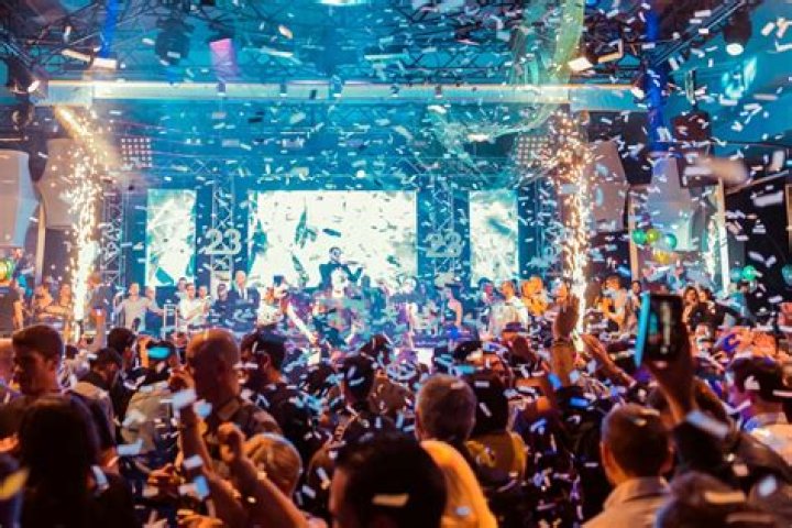 How old do you have to be to get into clubs in Dallas?