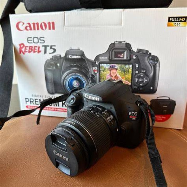 What lens comes with the Canon Rebel t5?